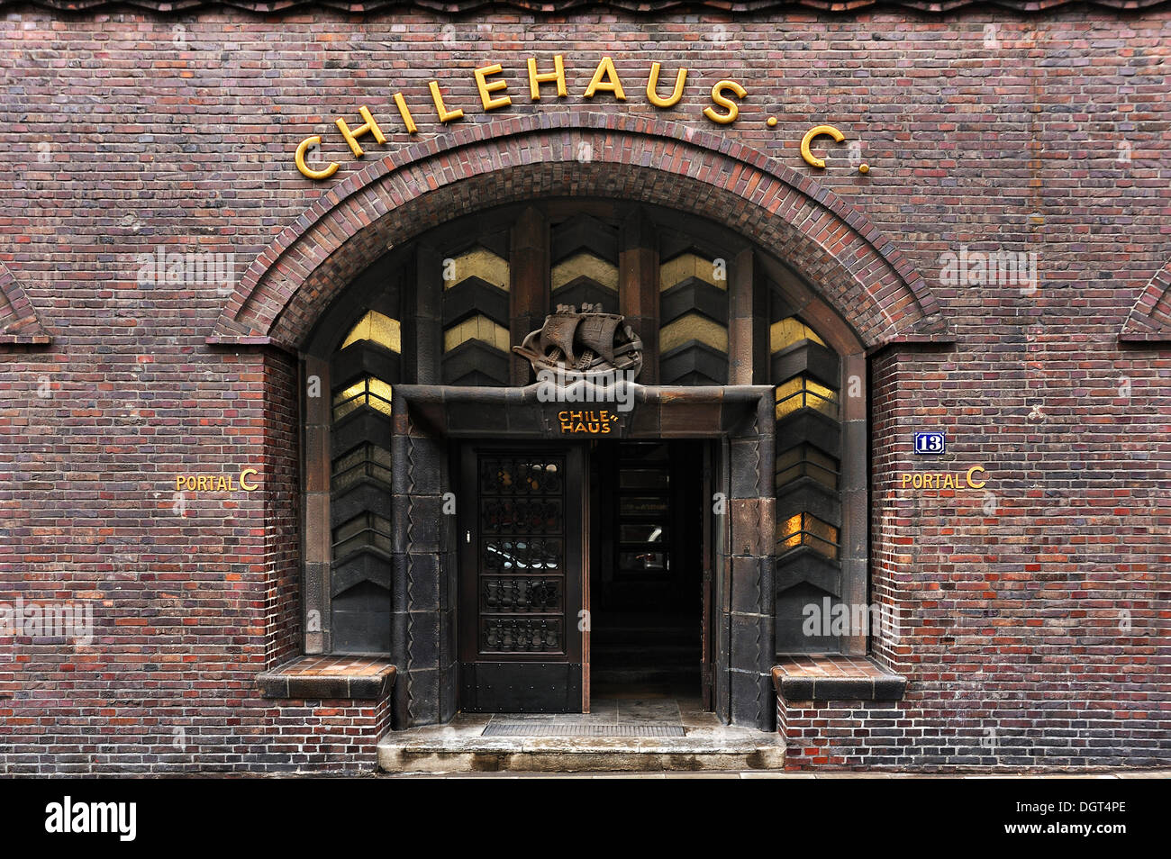 Chilehaus Bürogebäude, Eingang mit Relief Darstellung von einem Handelsschiff, Backstein-Expressionismus der 1920er Jahre Stockfoto