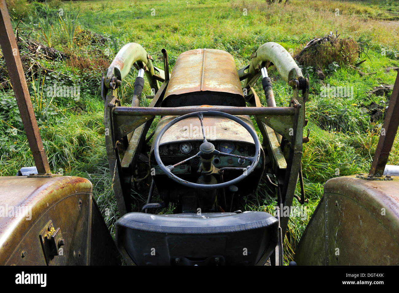 Alten Fendt Traktor Von 1969 Auf Einer Wiese Gut Othenstorf Zum