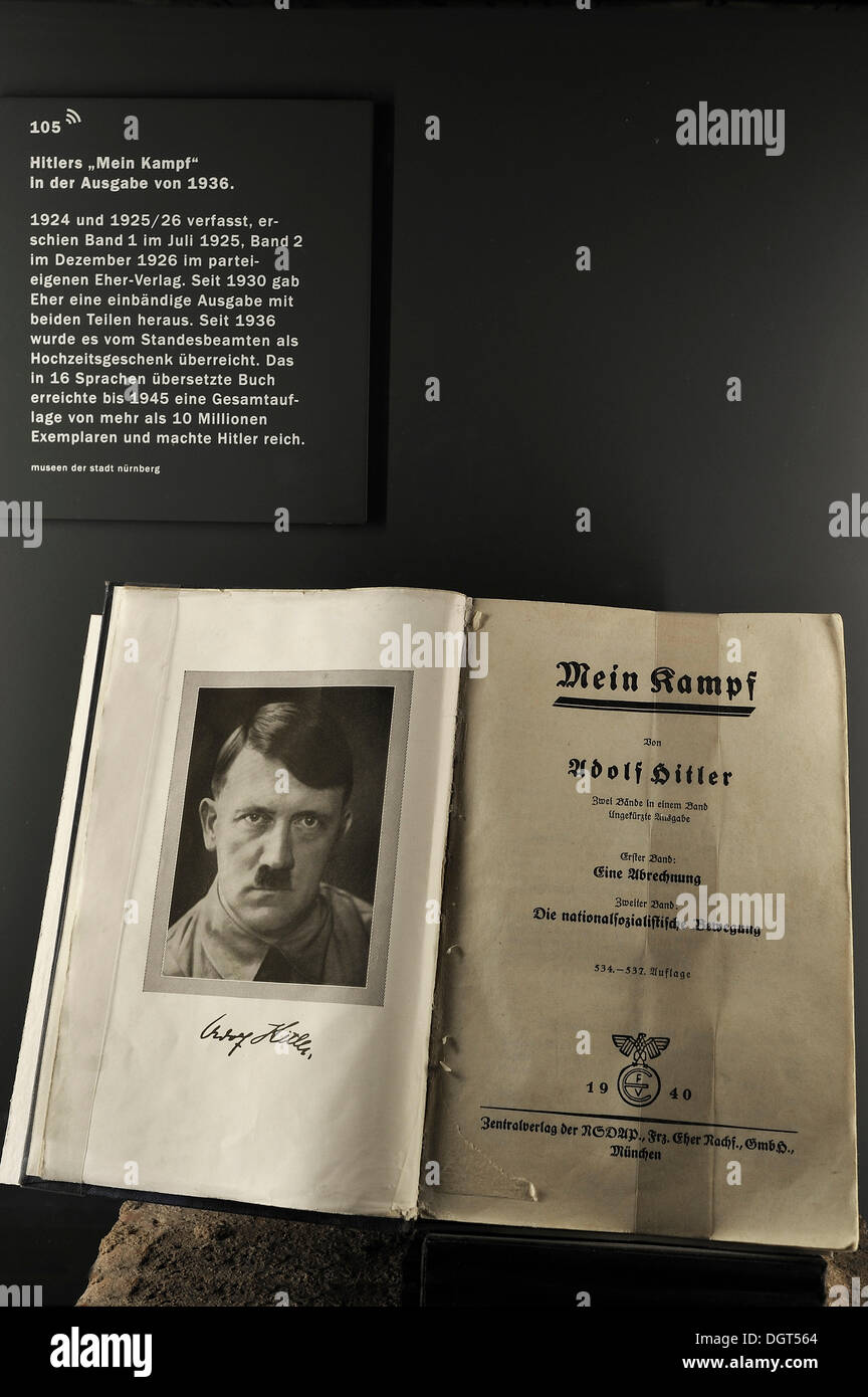 Das Buch "Mein Kampf", 1936 Ausgabe von Adolf Hitler, Teil der Dauerausstellung "Faszination und Gewalt", in der Stockfoto