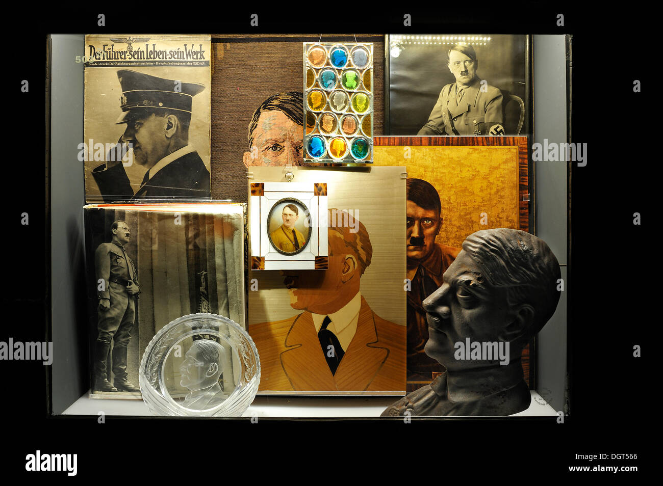 Objekte mit Porträts von Adolf Hiltler, Dauerausstellung "Faszination und Gewalt", in der Dokumentation Zentrum Nazi Stockfoto