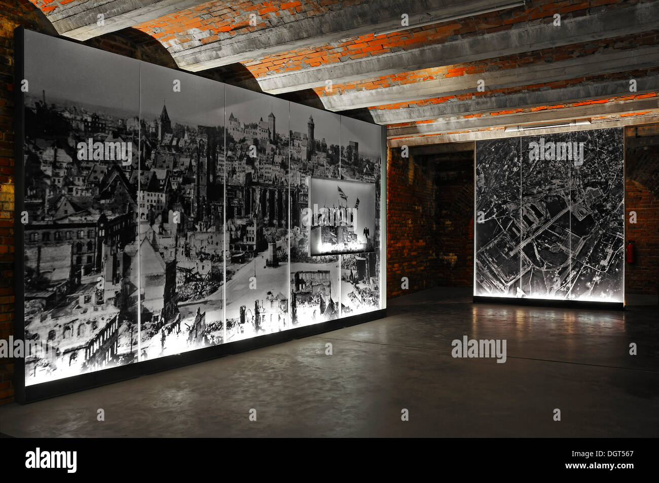 Ausstellungsraum, links, ein großes Foto des zerstörten Nürnberg mit einem siegreichen Foto von den Amerikanern 1945, Recht, eine Stockfoto