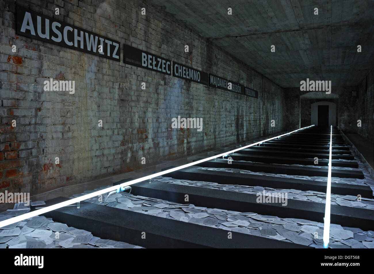 Showroom, Installation Death Railway nach Auschwitz, Dauerausstellung "Faszination und Gewalt", in der Dokumentationsstelle Stockfoto