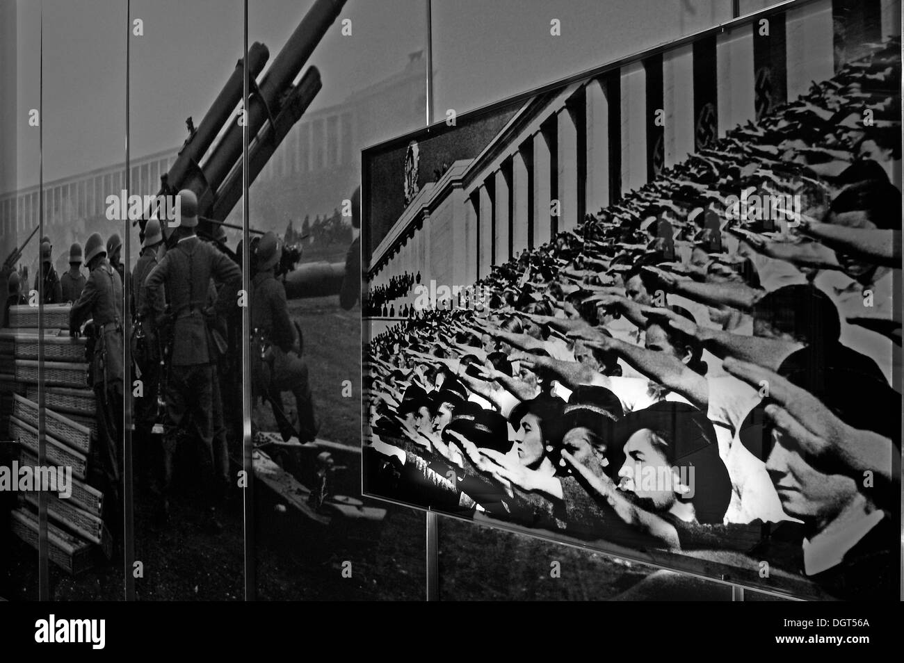 Publikum mit einem Hitlergruß, 1938, und eine Demonstration der Geschütze auf dem Zeppelinfeld, 1937, Dauerausstellung Stockfoto