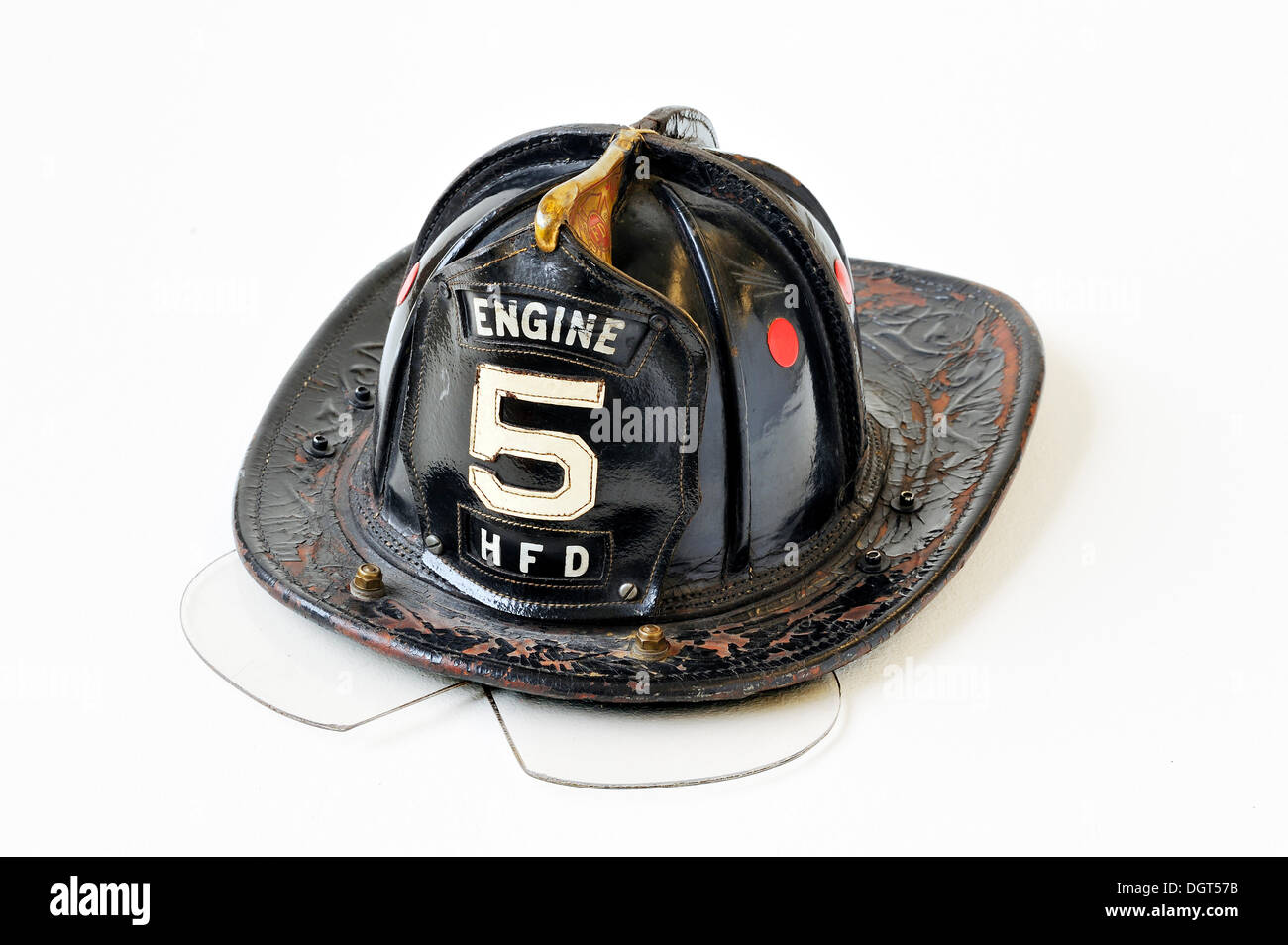 Amerikanischen Feuerwehr Helm aus Leder gefertigt, mit einem aufklappbaren Auge Schild des 20. Jahrhunderts "Feuer und Flamme – die Feuerwehr aus Stockfoto