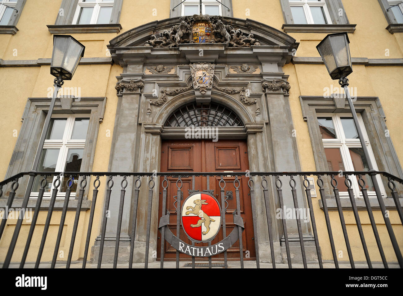 Eingangsportal eines ehemaligen Bürogebäudes, gebaut im Jahre 1719, jetzt das Rathaus zeigt das Stadtwappen an Front, crest Stockfoto