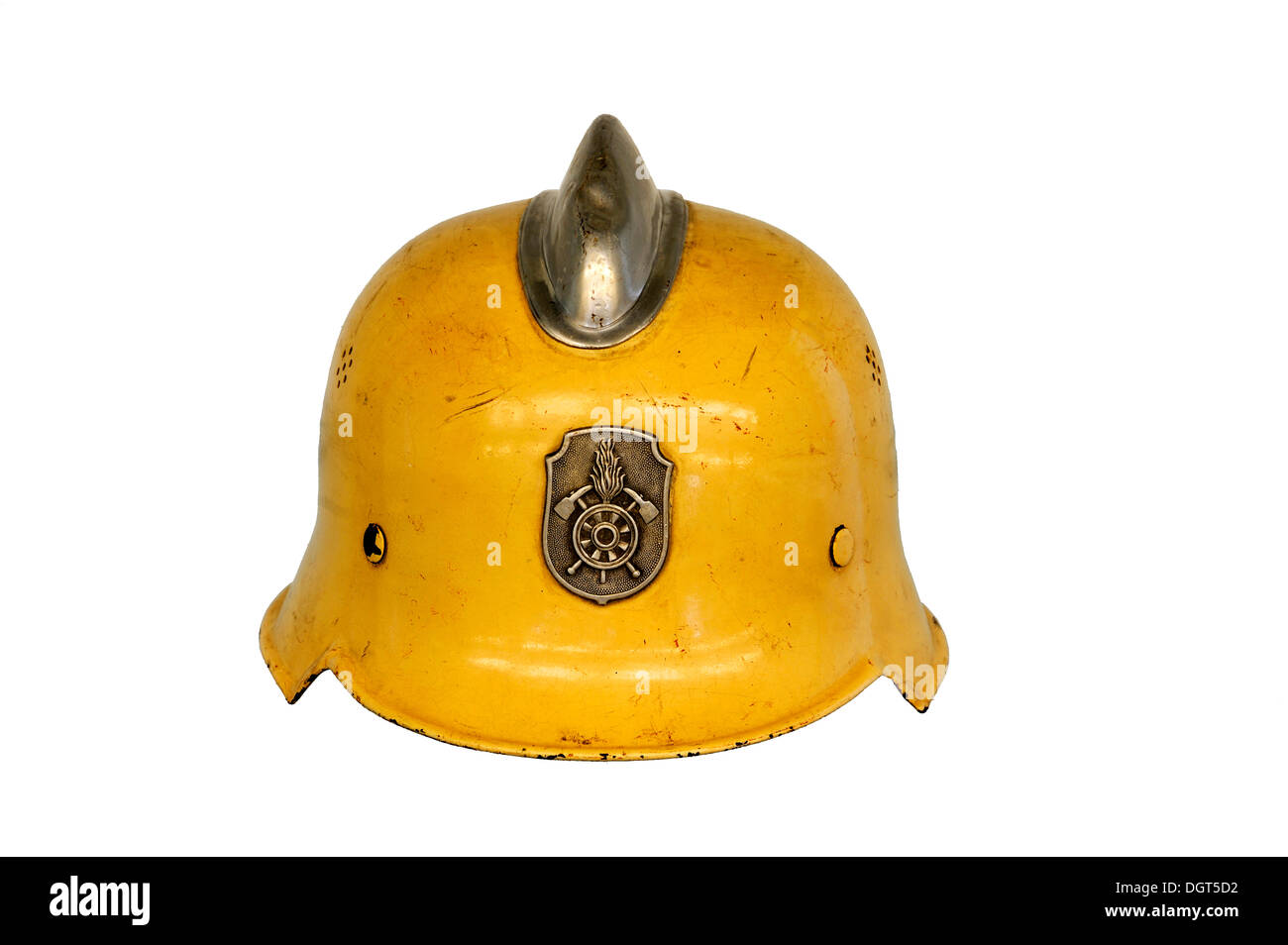 Metall-Feuerwehrhelm mit einem Feuerwehr-Emblem und ein Wappen "Feuer Und Flamme – sterben Feuerwehr von 1850 Bis Stockfoto