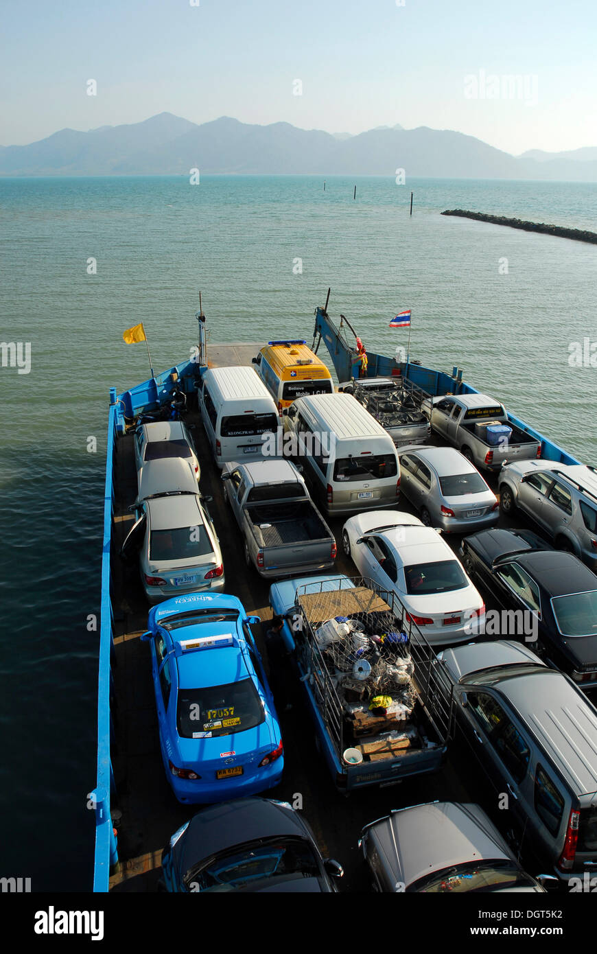 Autos auf einer Fähre Boot zwischen Trat Festland und Insel Koh Chang, Nationalpark Mu Ko Chang, Trat, Golf von Thailand, Thailand Stockfoto