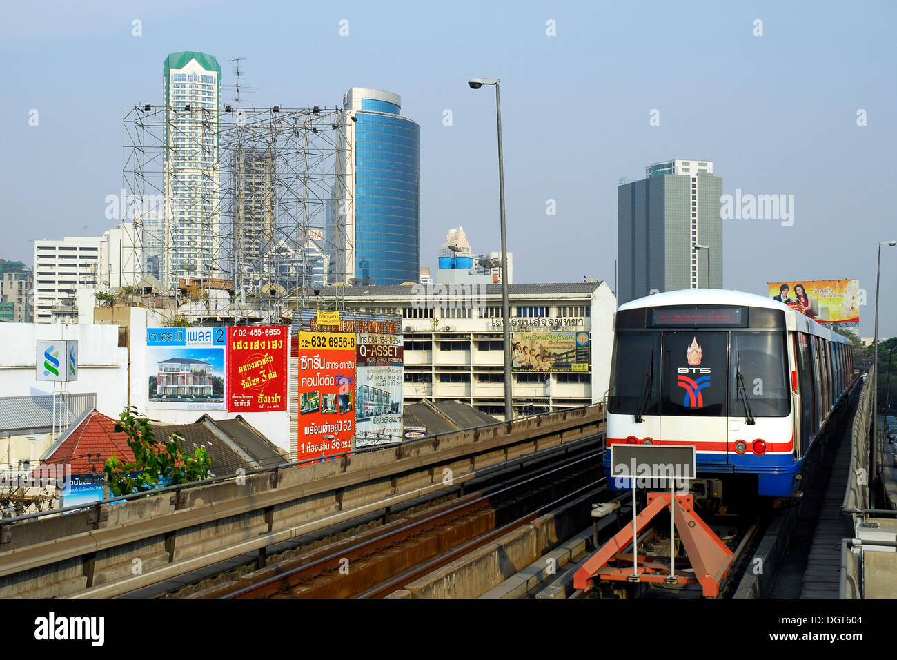 Transport von Sky Train, Skytrain Station Saphan Taksin, Bangrak, Bang Rak-Bezirk, Bangkok, Krung Thep, Thailand, Asien Stockfoto