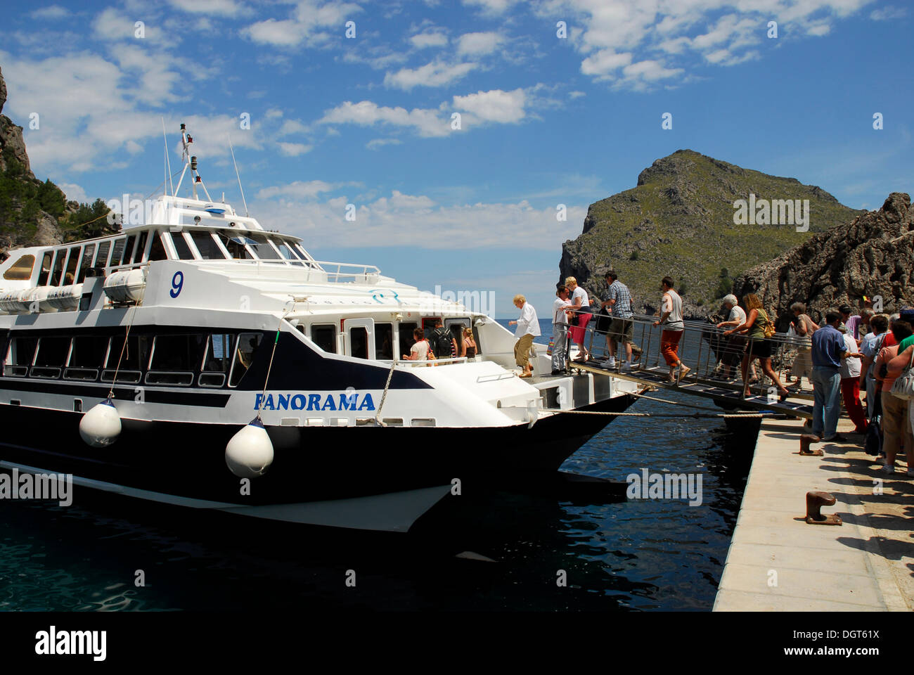 Tourismus, Bootstour auf die Cala de Sa Calobra Bay, Mallorca, Mallorca, Balearen, Mittelmeer, Spanien, Europa Stockfoto