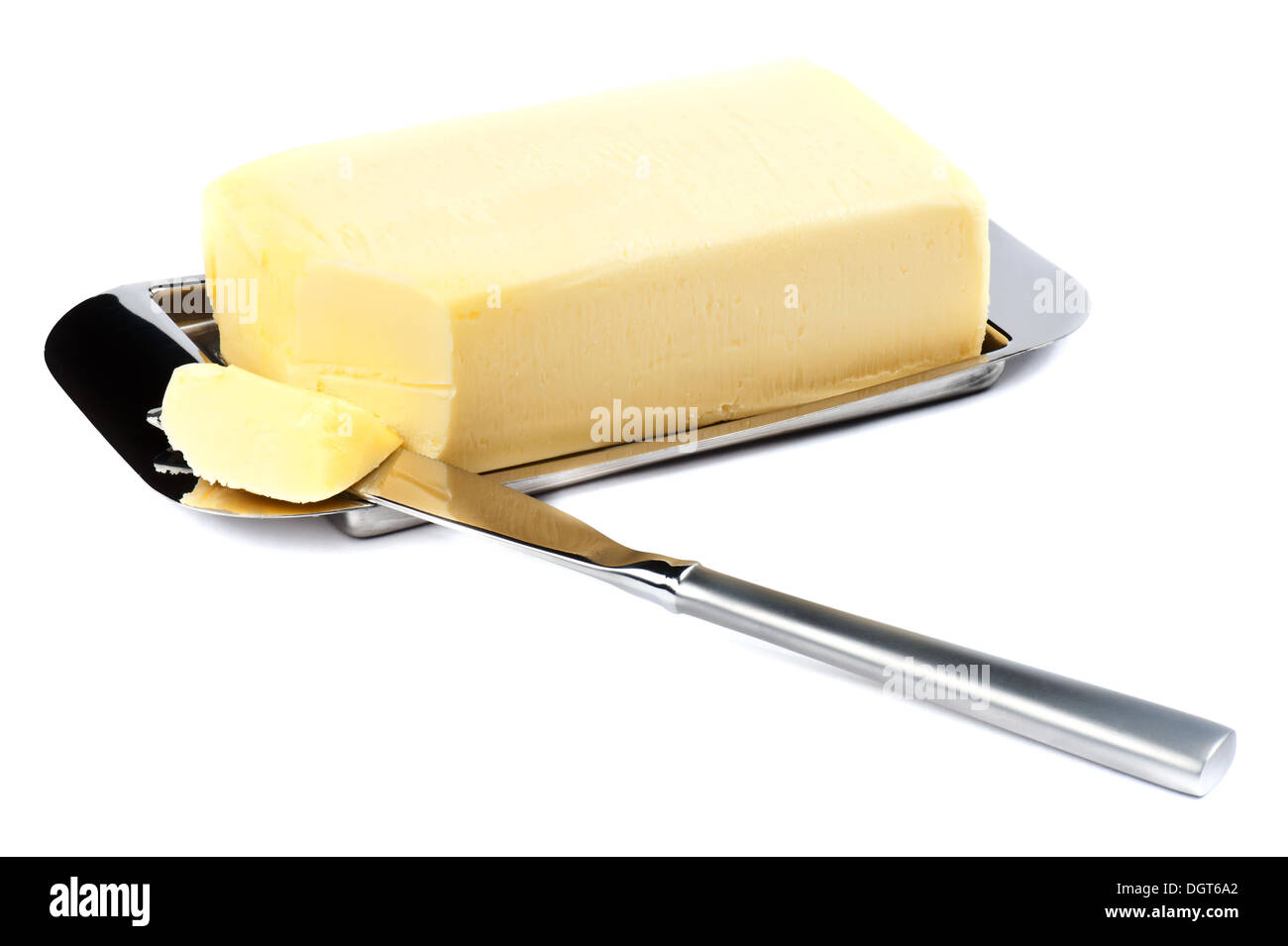 Stück Butter auf Silberplatte mit Messer. Stockfoto
