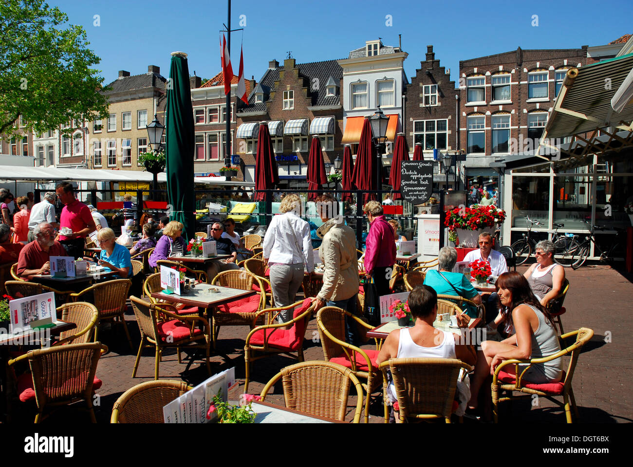 Straßencafé am Markt Platz Gouda, Zuid-Holland, Zuid-Holland, Niederlande, Europa Stockfoto