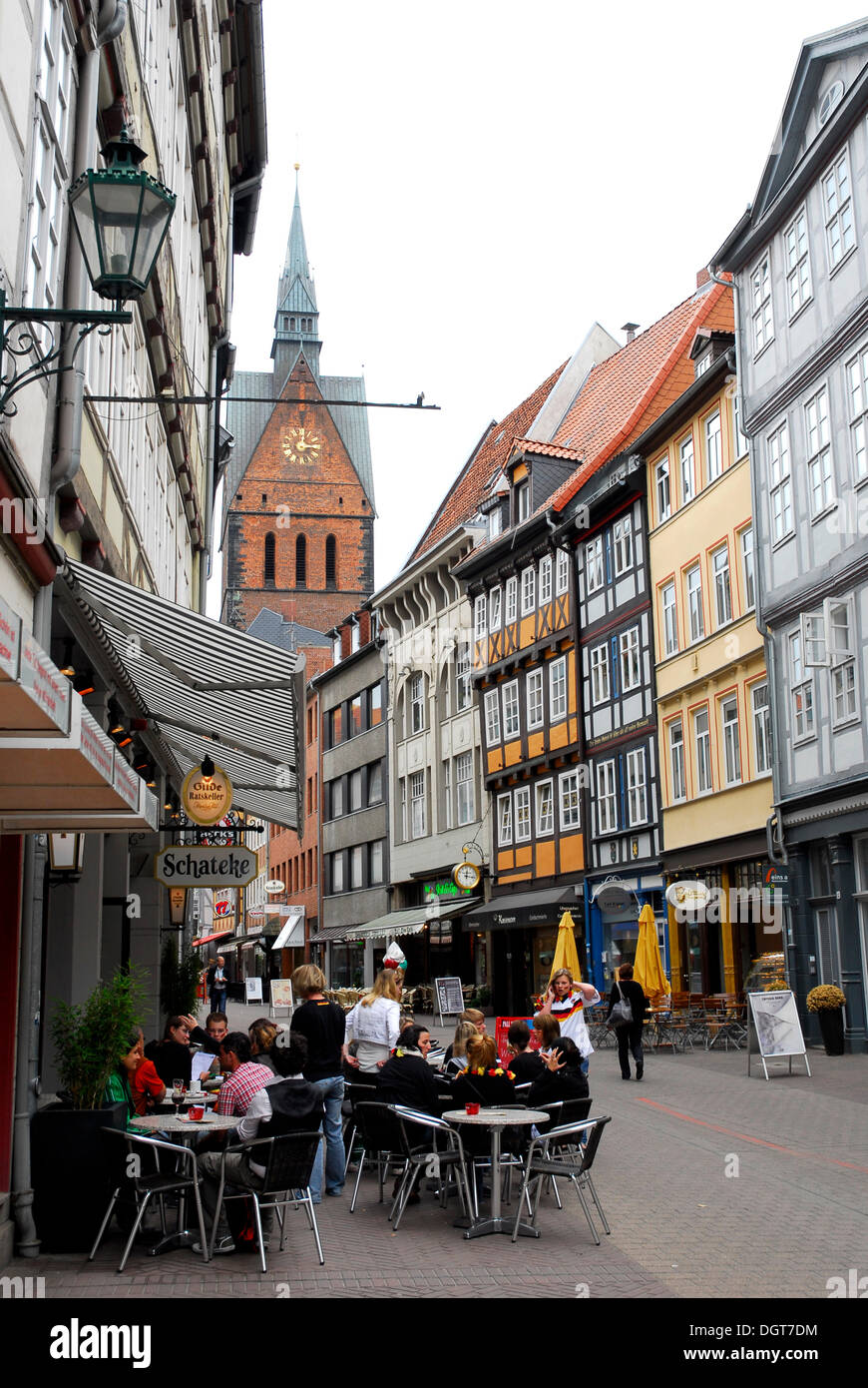 Cafe und Bar in der Altstadt, Fachwerk Häuser in der Kramerstrasse Straße, in der Rückseite der Kirche Marktkirche Hannover Stockfoto