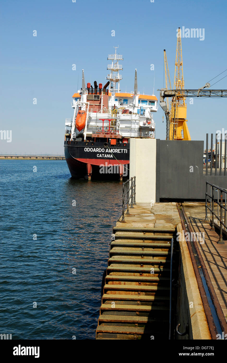 Frachtschiff auf dem Fluss Rio Odiel, im Hafen Puerto de Huelva, Costa De La Luz, Huelva, Andalusien, Andalusien, Spanien, Europa Stockfoto