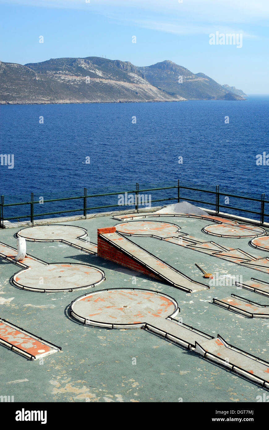 Blick in Richtung der griechischen Insel Kastelorizo oder Meis, Minigolf, konkrete Golfplatz auf der Halbinsel Cukurbag, Kas Stockfoto