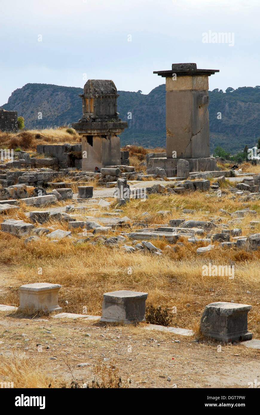 Lykische Sarkophag unter den Ruinen von Xanthos, UNESCO-Weltkulturerbe, Letoon in der Nähe von Fethiye, Lykische Küste Stockfoto