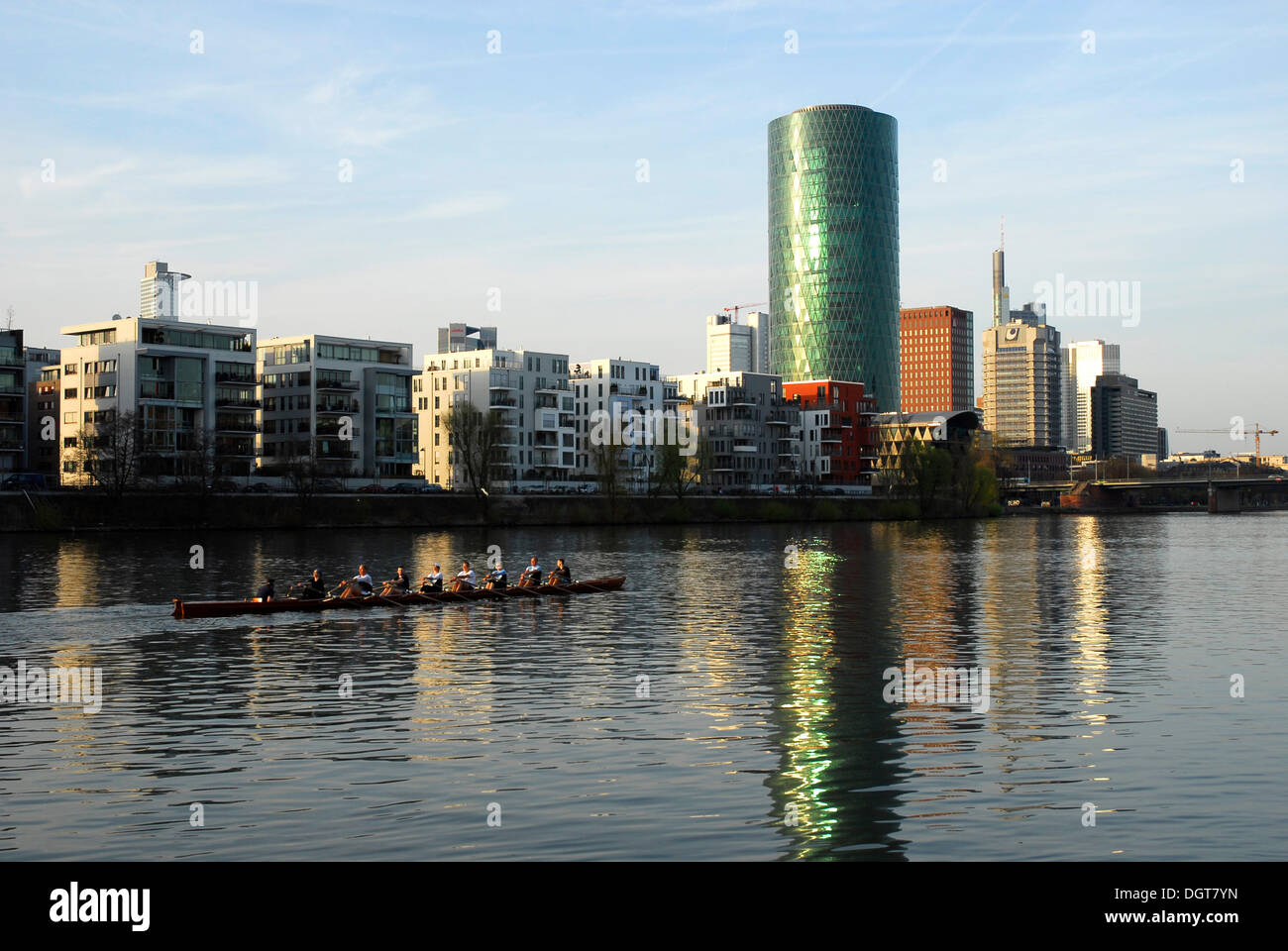 Ruderboot auf dem Fluss, Westhafen Tower im Gutleutviertel Viertel, Frankfurt Am Main, Hessen, Deutschland, Europa Stockfoto