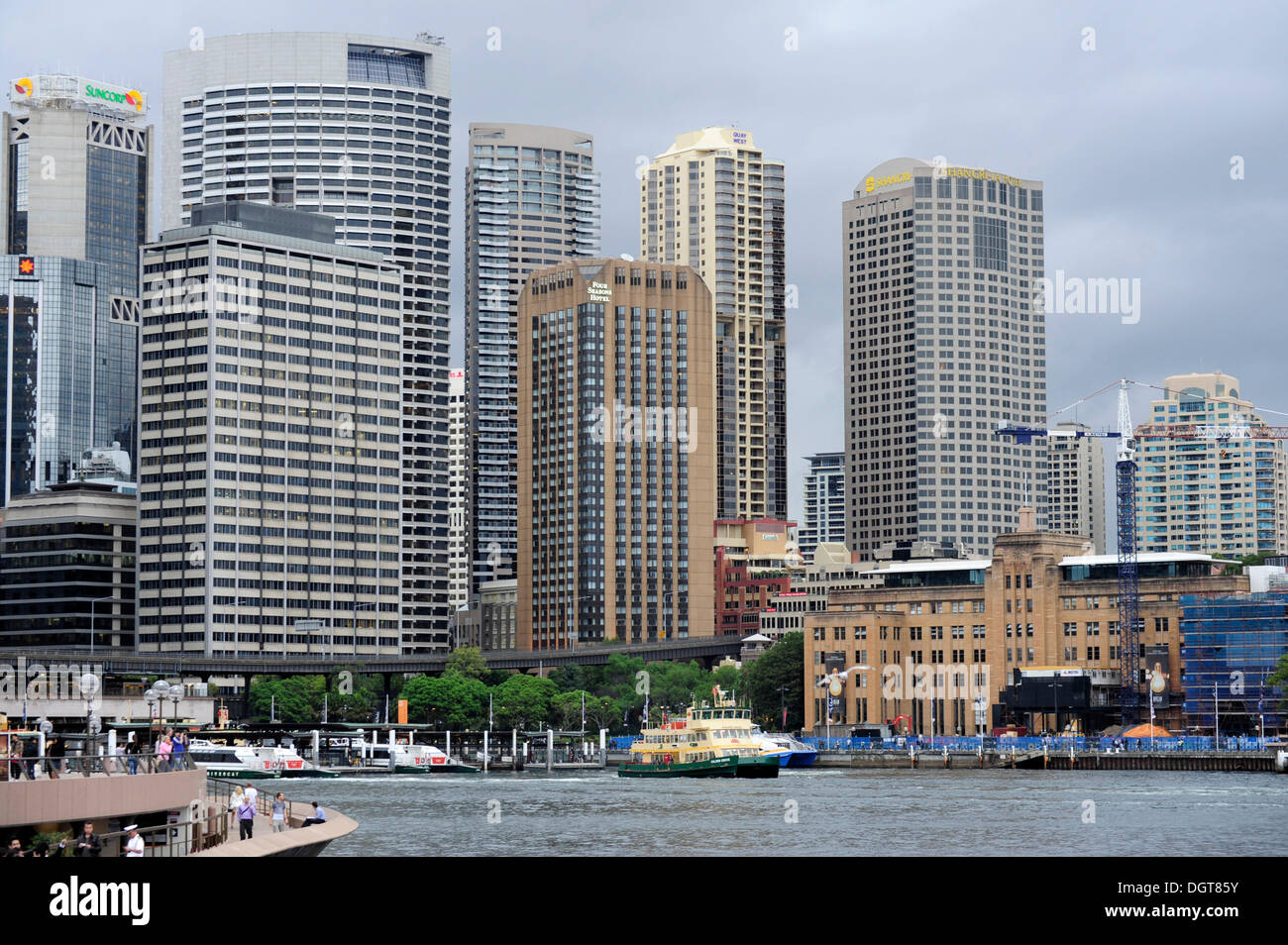 Circular Quay Ferry Wharf, Sydney Cove, Sydney Harbour, Stadtzentrum an der Rückseite mit hohen Bürogebäuden in den Mittel- Stockfoto