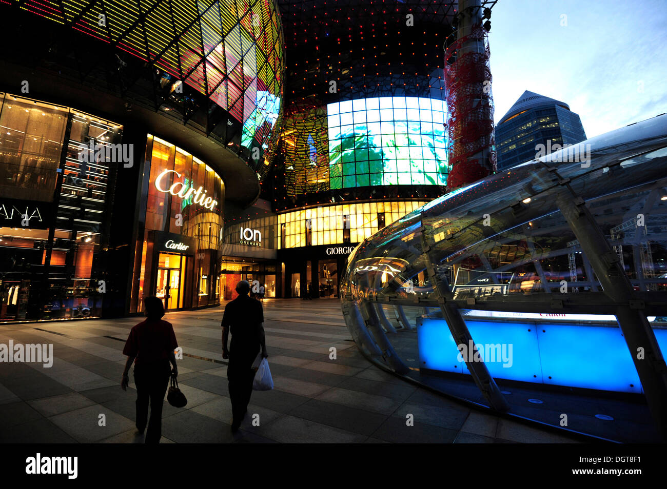 Ion Orchard Shopping Center bei Dämmerung, Orchard Road, moderne Architektur, zentral, Central Business District, Singapur, Asien Stockfoto