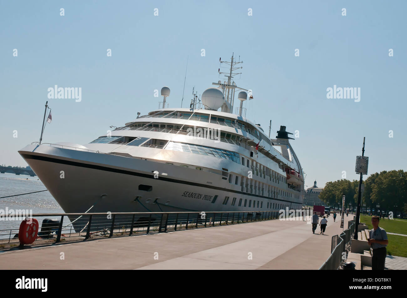 Bordeaux, Frankreich.  2013. Kreuzfahrtschiffe sind nun in der Lage, direkt in der Stadt an den Fluss Garonne anlegen. Stockfoto