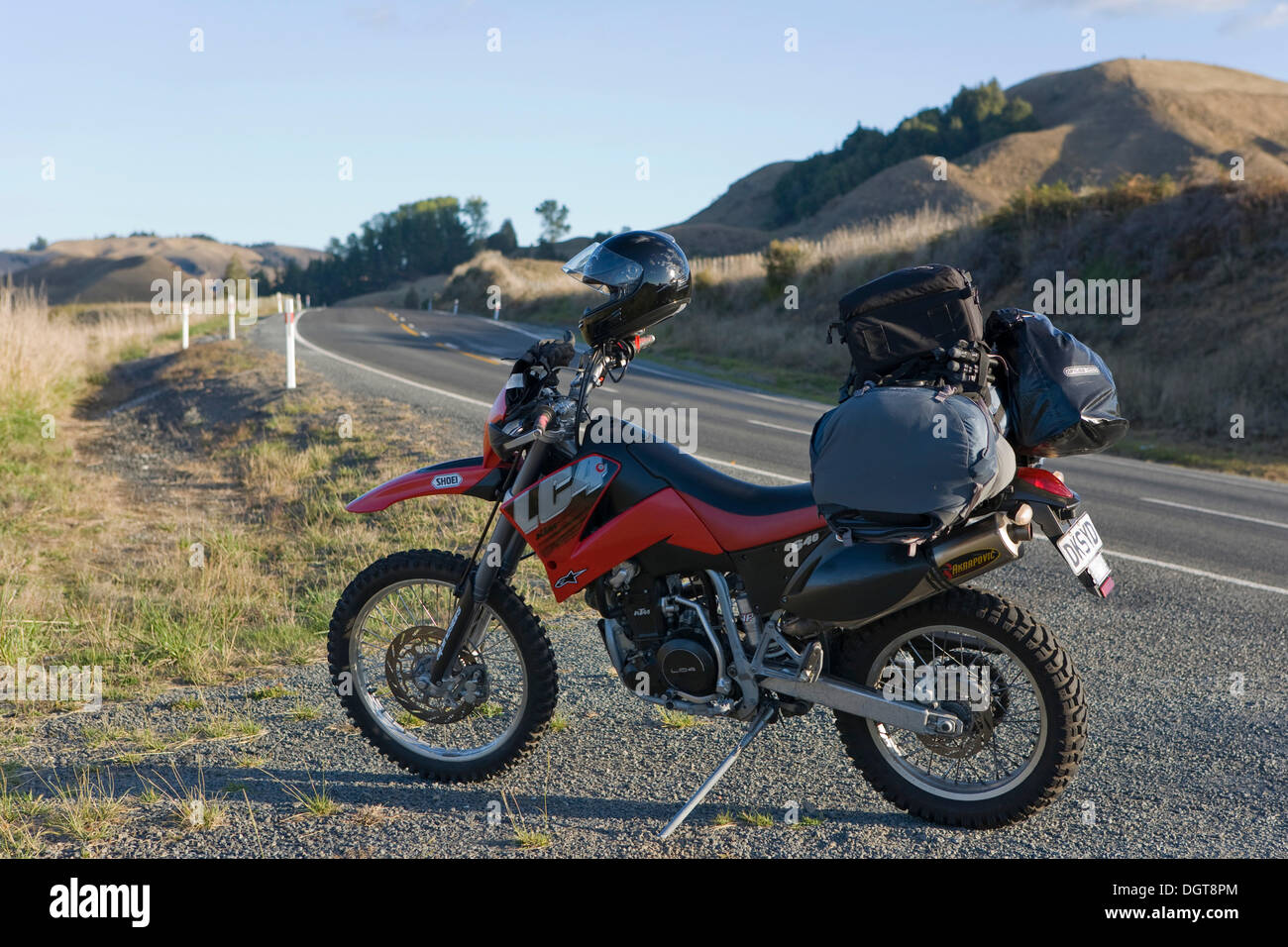 Schwer beladenen Enduro Motorrad auf einer einsamen Landstraße, Nordinsel, Neuseeland Stockfoto