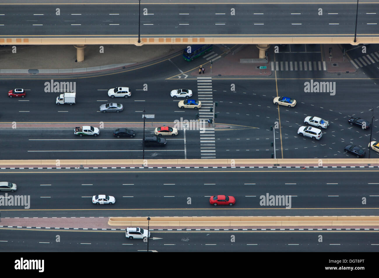 Autos auf der Autobahn Sheikh Zayed Road, Dubai, Emirat von Dubai, Vereinigte Arabische Emirate Stockfoto