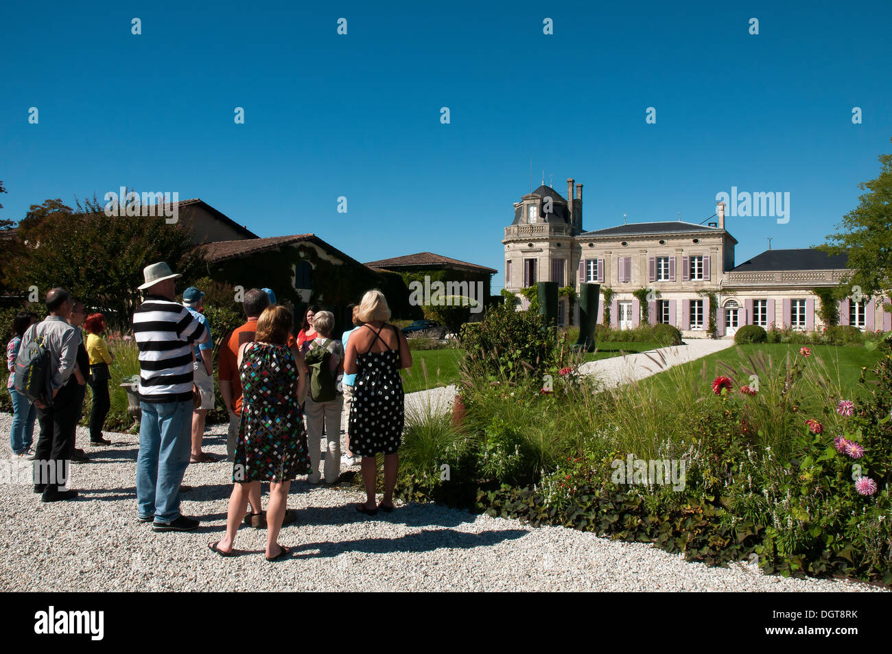 Frankreich, in der Nähe von Bordeaux. Touristen besuchen das Chateau Gruaud-Larose im Großraum St. Julien des Medoc, berühmt für Rotweine. Stockfoto