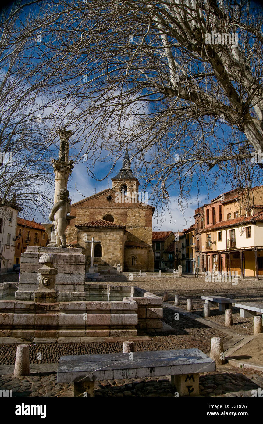 Eines der typischsten Orte von Leon. Plaza del Grano und Kirche Santa Maria del Camino. Spanien Stockfoto