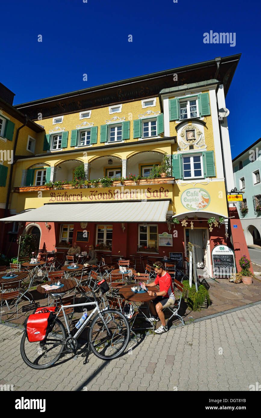 Radfahrer mit einer Pause außerhalb Café Cupido, Marktschellenberg, Berchtesgaden, Bayern, Oberbayern Stockfoto