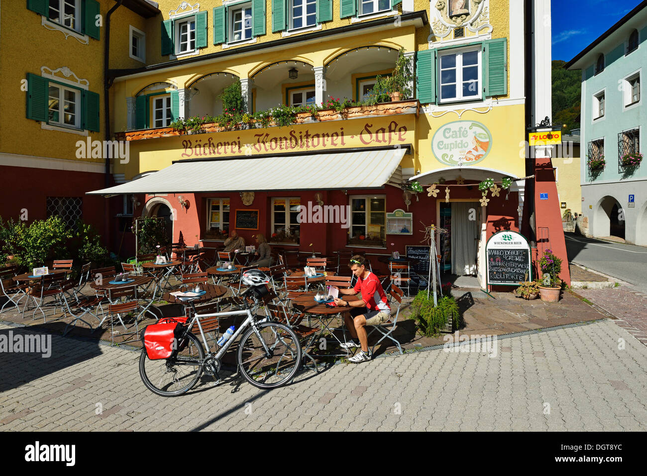 Radfahrer mit einer Pause außerhalb Cafe Cupido in Marktschellenberg, Berchtesgaden, Bayern, Oberbayern Stockfoto