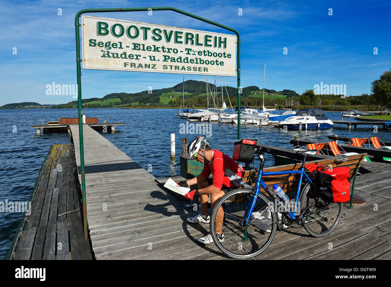 Radfahrer am Obertrumer See See, Salzburger Seenland, Salzburger Land, Österreich, Europa Stockfoto