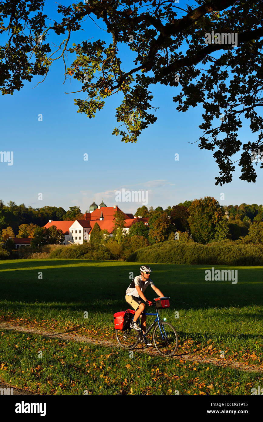 Radfahrer vor Kloster Seeon, Kloster Seeon, Chiemgau, Bayern, Deutschland Stockfoto