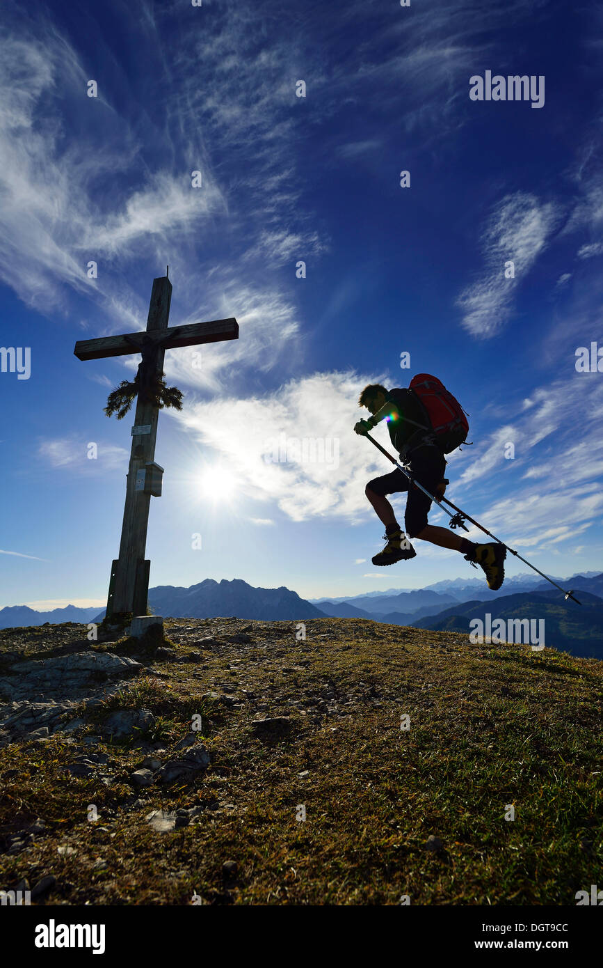 Wanderer auf dem Gipfel des Mount Fellhorn, Reit Im Winkl, Chiemgau Region Bayern, Oberbayern Stockfoto