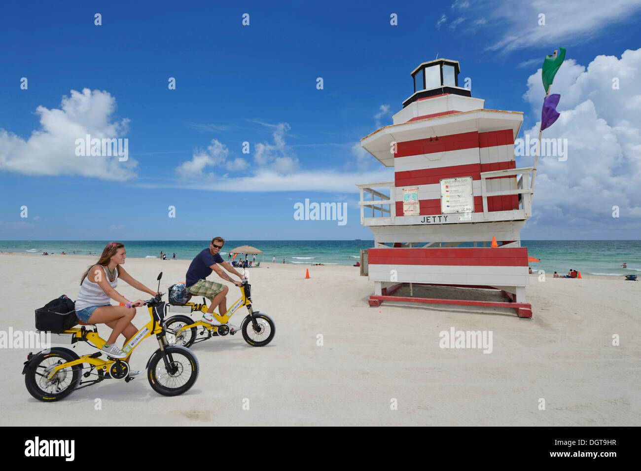 Paar, elektrisches Fahrrad, Wachturm, der Steg, Miami Rettung Tower, South Beach, Miami, Florida, USA Stockfoto