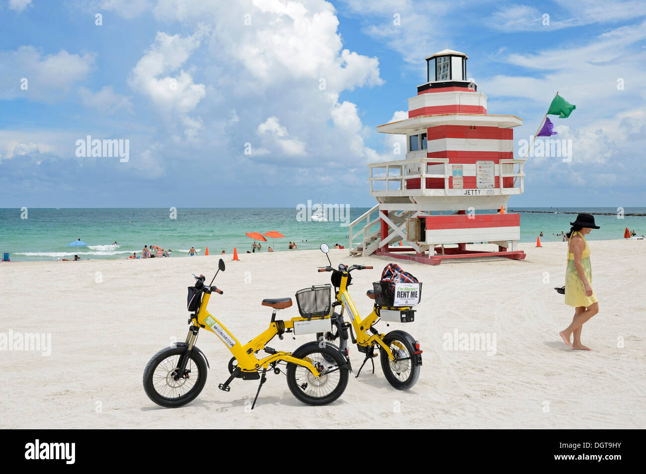 Elektro-Fahrräder, Wachturm, der Steg, Miami Rettung Tower, South Beach, Miami, Florida, USA Stockfoto