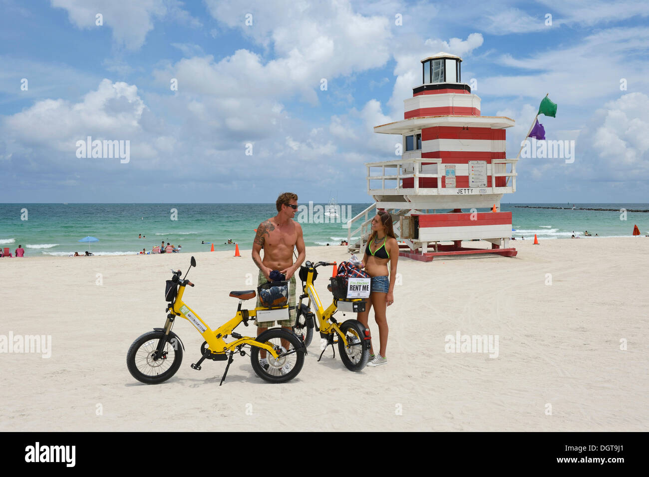 Paar, elektrisches Fahrrad, Wachturm, der Steg, Miami Rettung Tower, South Beach, Miami, Florida, USA Stockfoto