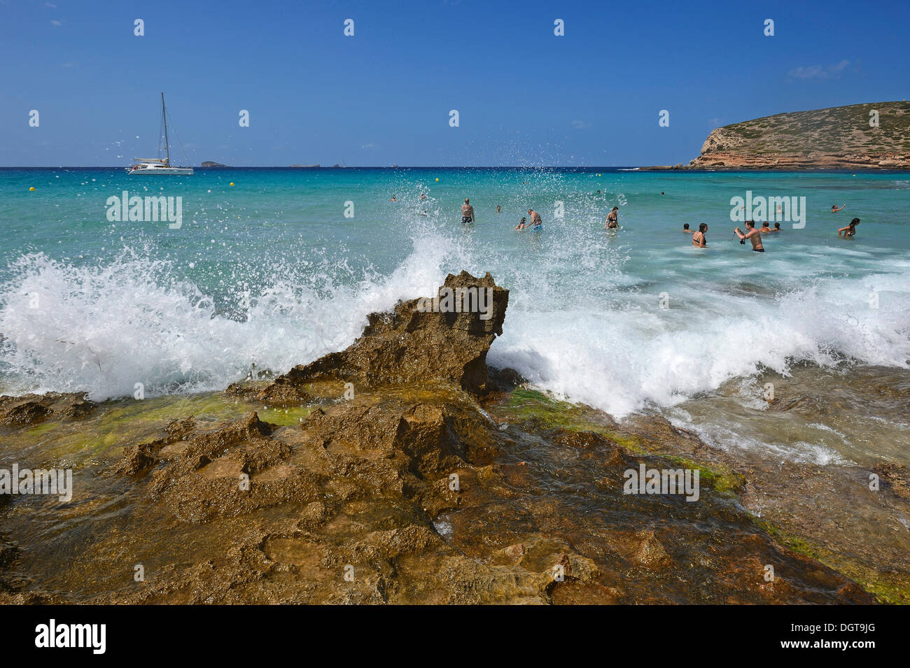 Touristen im Wasser, Cala Comte, Platges de Comte, Ibiza, wurden Inseln oder Inseln, Balearen, Spanien, Europa Stockfoto