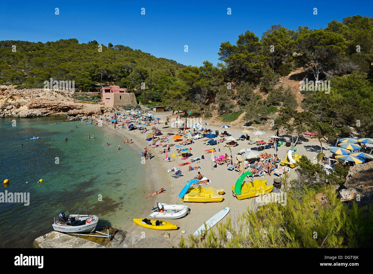 Touristen am Strand, Cala Salada, Ibiza, wurden Inseln oder Inseln, Balearen, Spanien, Europa Stockfoto