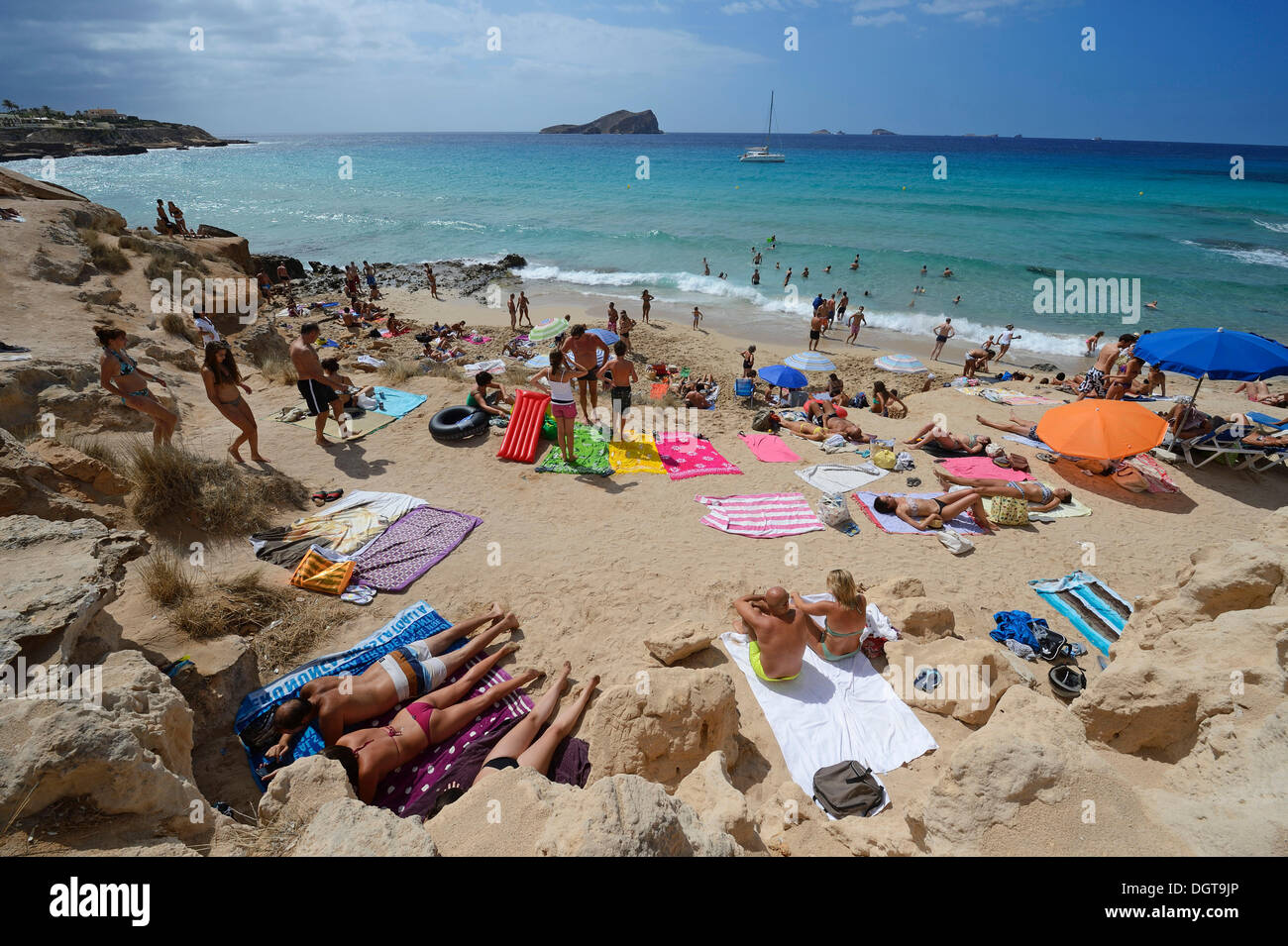 Touristen am Strand Cala Comte, Platges de Comte, Ibiza, wurden Inseln oder Inseln, Balearen, Spanien, Europa Stockfoto