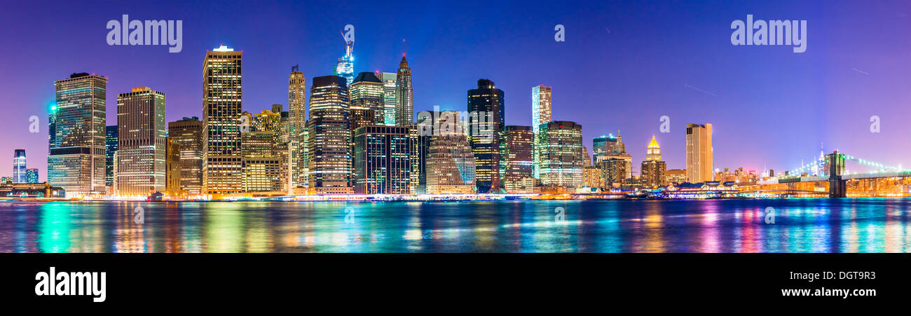 Blick auf New York City über den East River in Richtung das Finanzviertel im Stadtteil Manhattan. Stockfoto