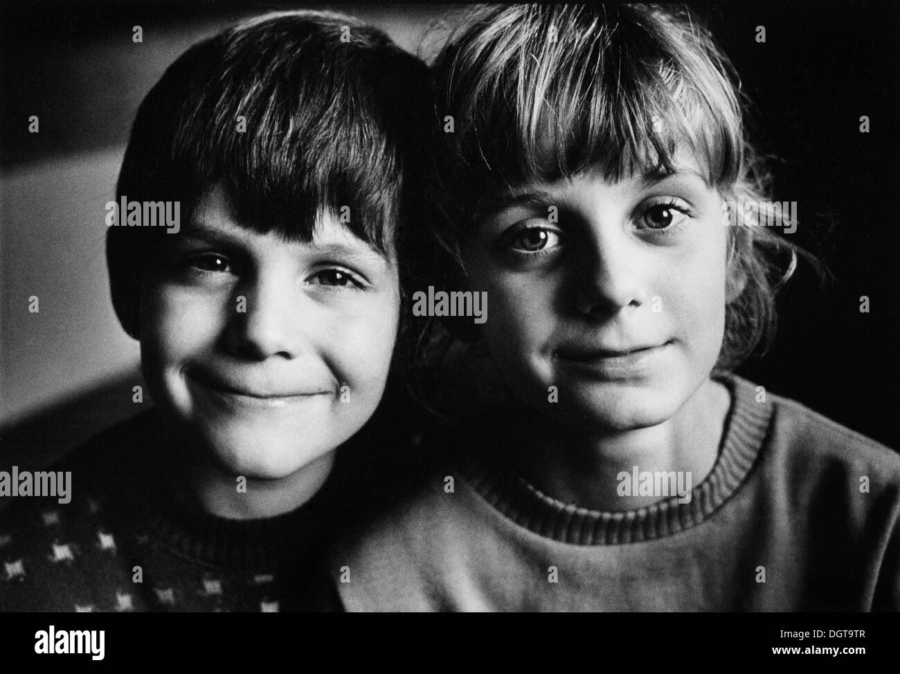 Geschwister, jungen und Mädchen, ungefähr 13 und 11 Jahre alt, DDR, ca. 1984 Stockfoto