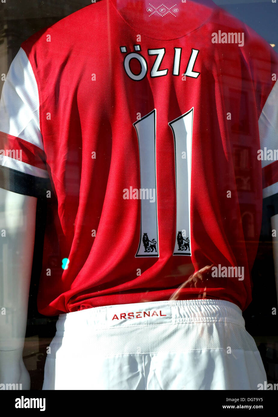 Mesut Ozil Replica Trikot In London Arsenal F C Anhanger Shop Stockfotografie Alamy