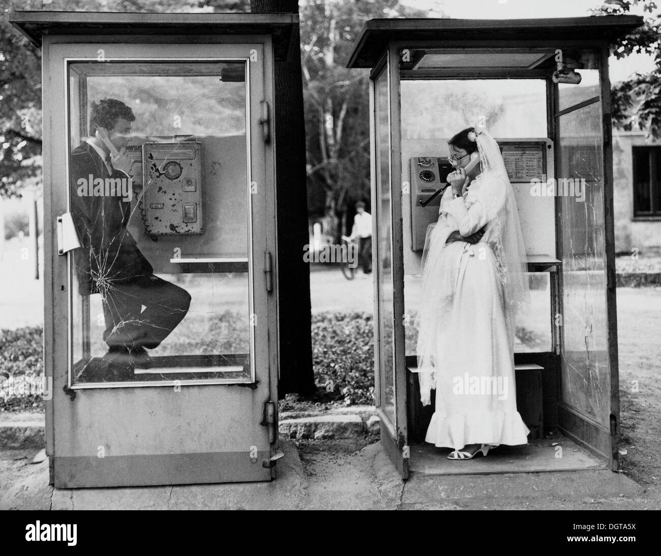 Hochzeit paar in einer öffentlichen Telefonzelle, ca. 1984, Leipzig, Sachsen, DDR, Ost-Deutschland, Europa Stockfoto