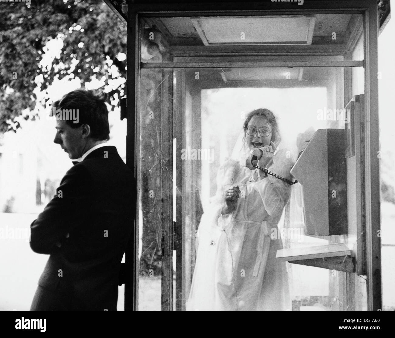 Hochzeit von Koppel in einer öffentlichen Telefonzelle, ca. 1984, Leipzig, Sachsen, DDR, Ost-Deutschland, Europa Stockfoto