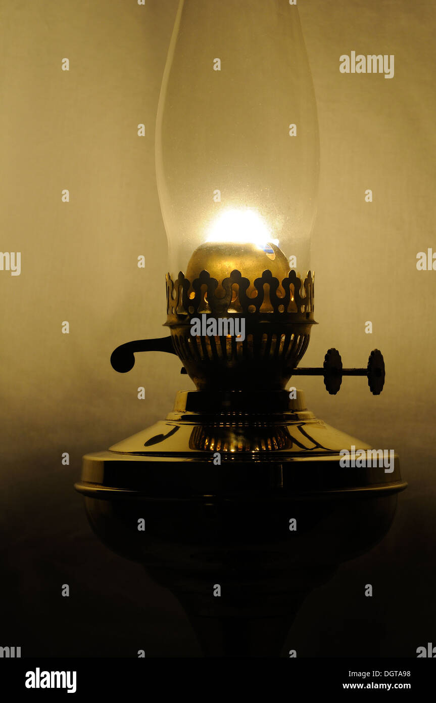 Altes Öl/Petroleumlampe, schwaches Licht mit einem warmen bräunlichen Farbton. Stockfoto