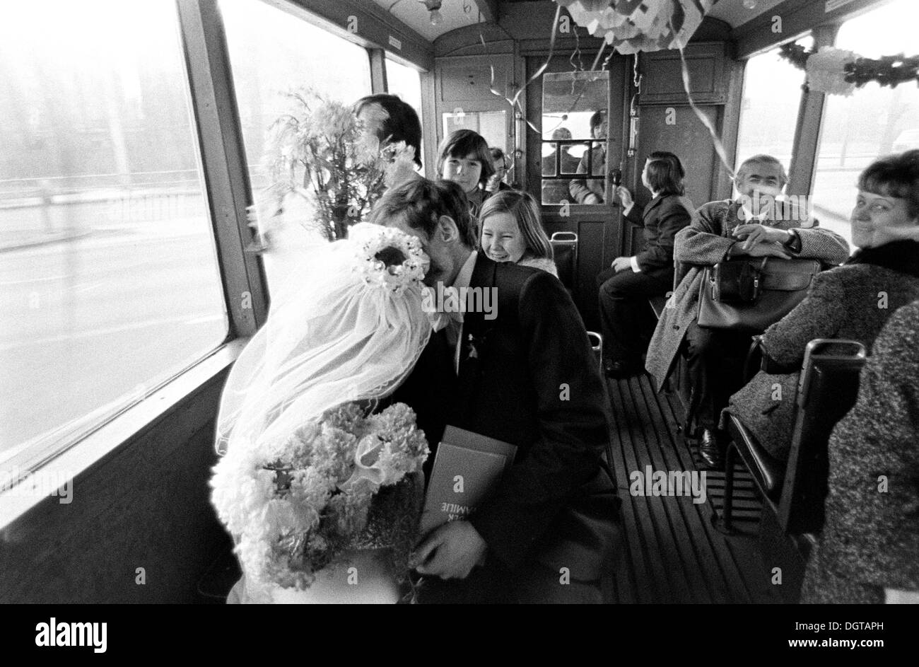 Hochzeit in einer alten Straßenbahn über 1974, Leipzig, DDR, Deutsche Demokratische Republik, Europa Stockfoto