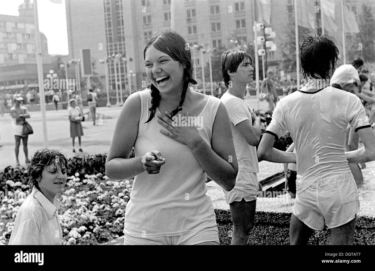 Junge Leute Baden in einen Brunnen, DDR Turn und Sportfest der DDR