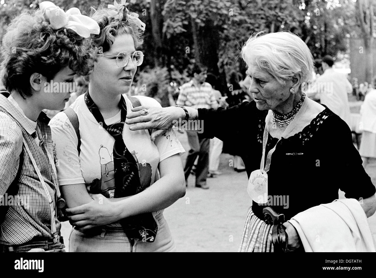 Gespräch zwischen Studierenden und eine ältere Frau, Abschluss feiern, Leipzig, DDR, DDR, über 1983 Stockfoto