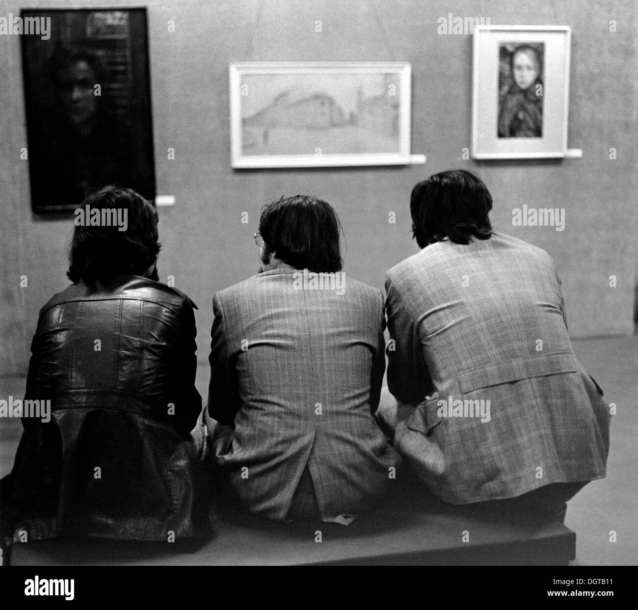 Besucher einer Kunstausstellung über 1976, Leipzig, DDR, DDR Stockfoto