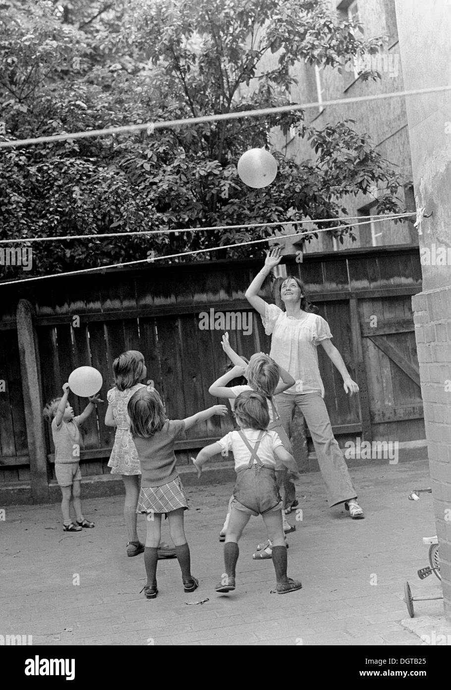 Frau Und Kinder Spielen Im Hof Eines Hauses Leipzig Ddr Historische Fotos Um 1976 Stockfotografie Alamy
