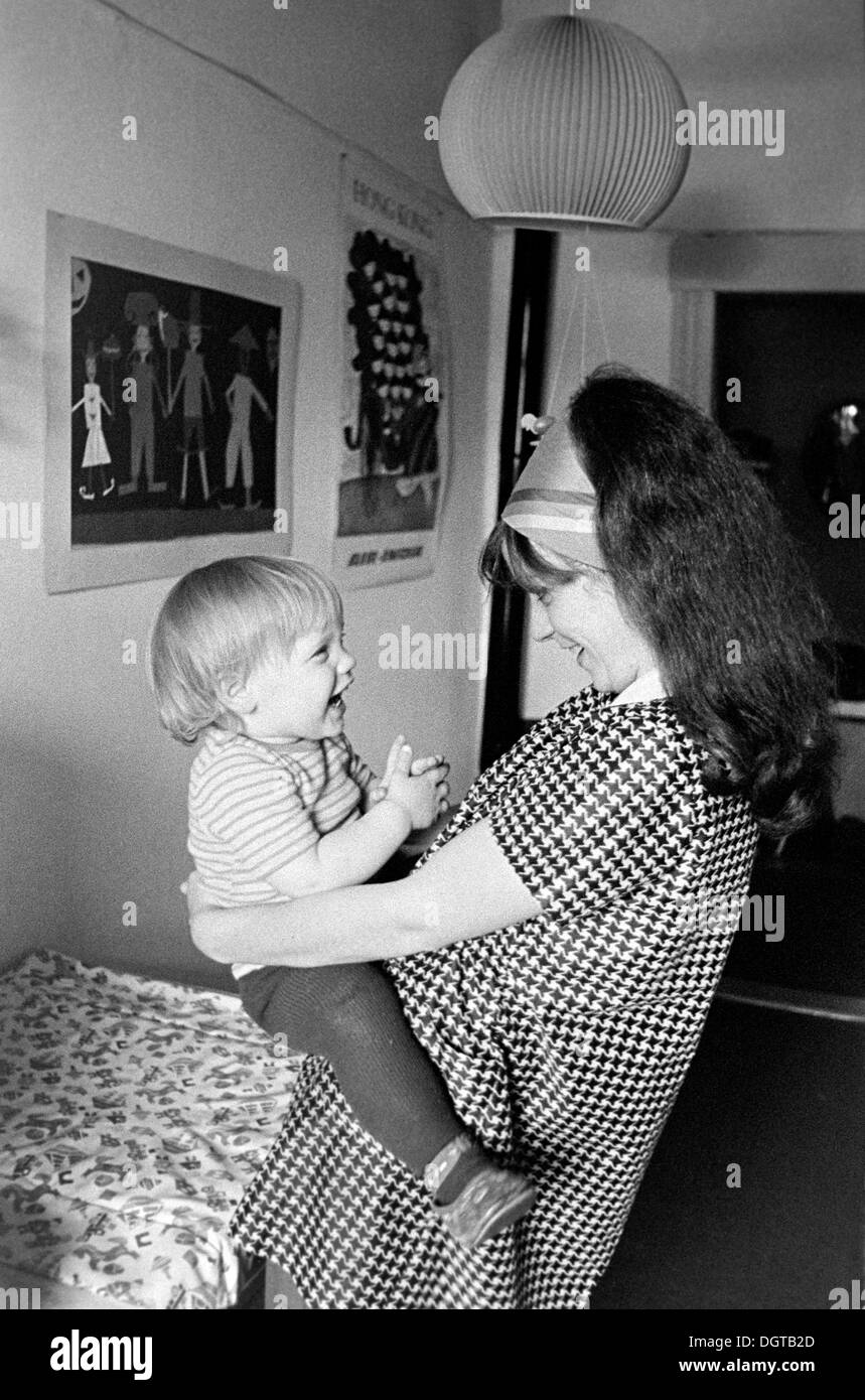Mutter und Kleinkind zu Hause, Leipzig, DDR, historische Fotografie um 1978 Stockfoto